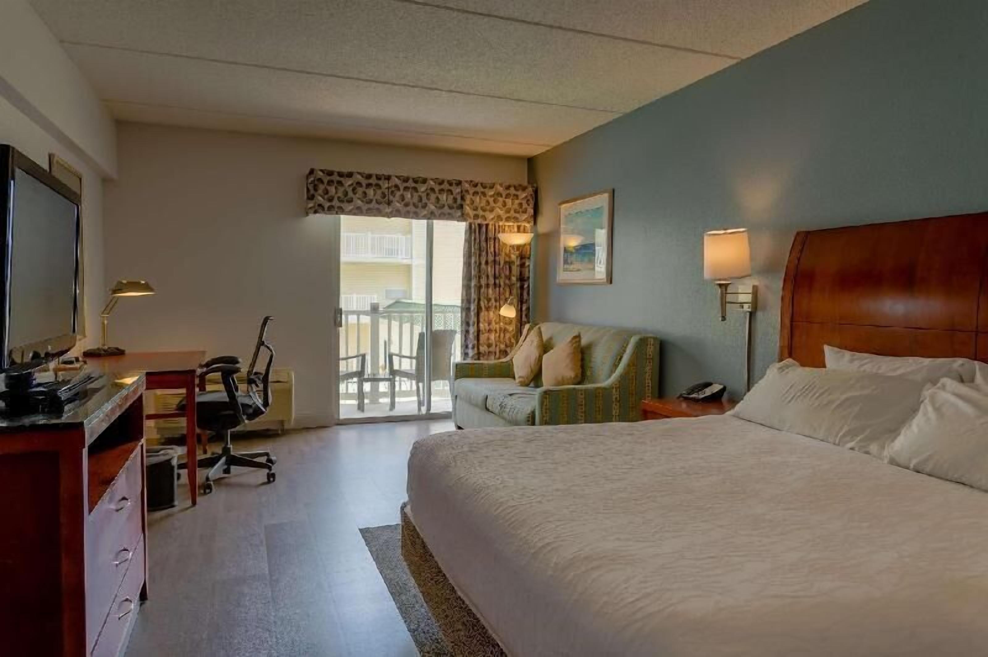 Premium bedding, in-room safe, desk, iron/ironing board