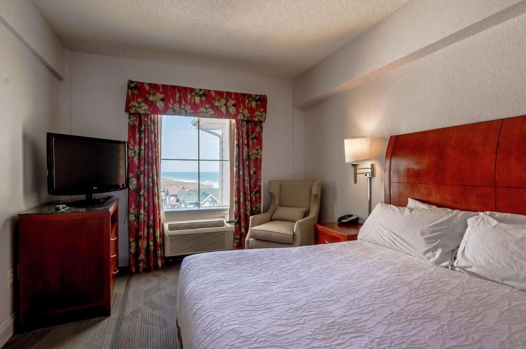 Premium bedding, in-room safe, desk, iron/ironing board