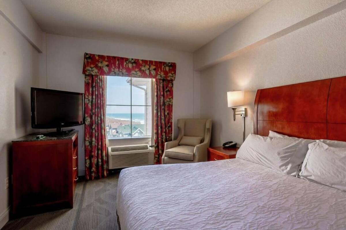 أغطية فراش متميزة وخزنة داخل الغرفة ومكتب ومكواة/لوح كي