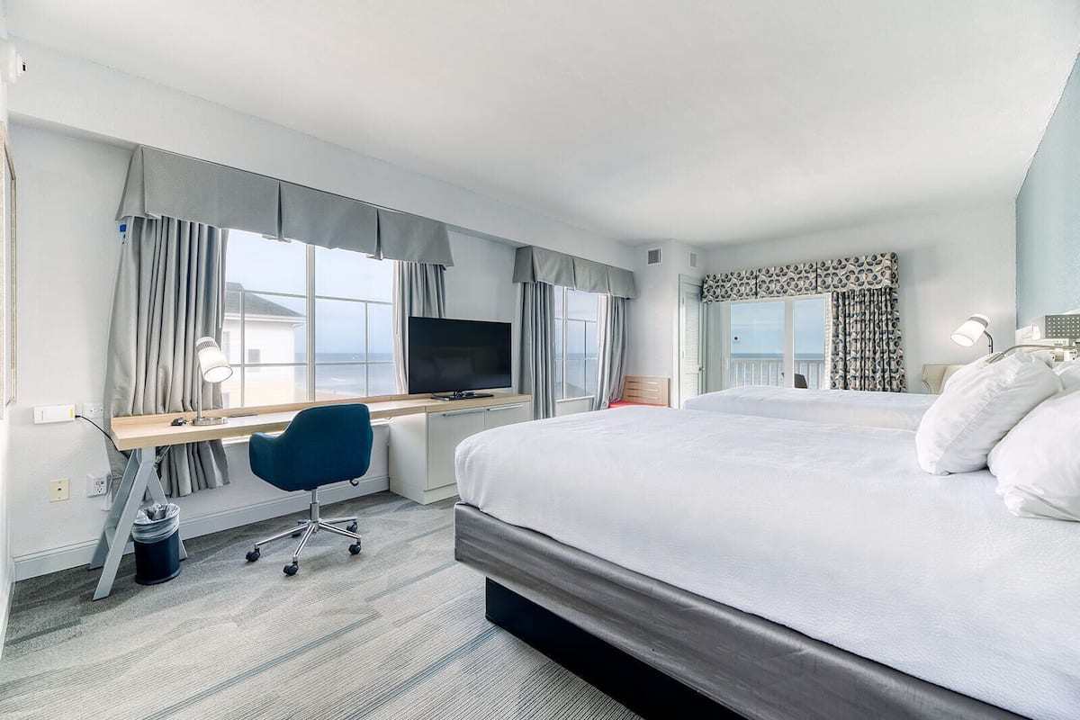 Ropa de cama de alta calidad y caja de seguridad en la habitación