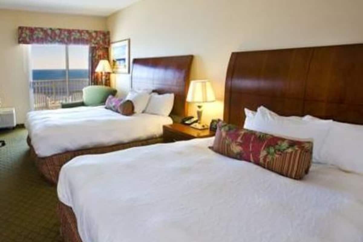 Ropa de cama de alta calidad y caja de seguridad en la habitación