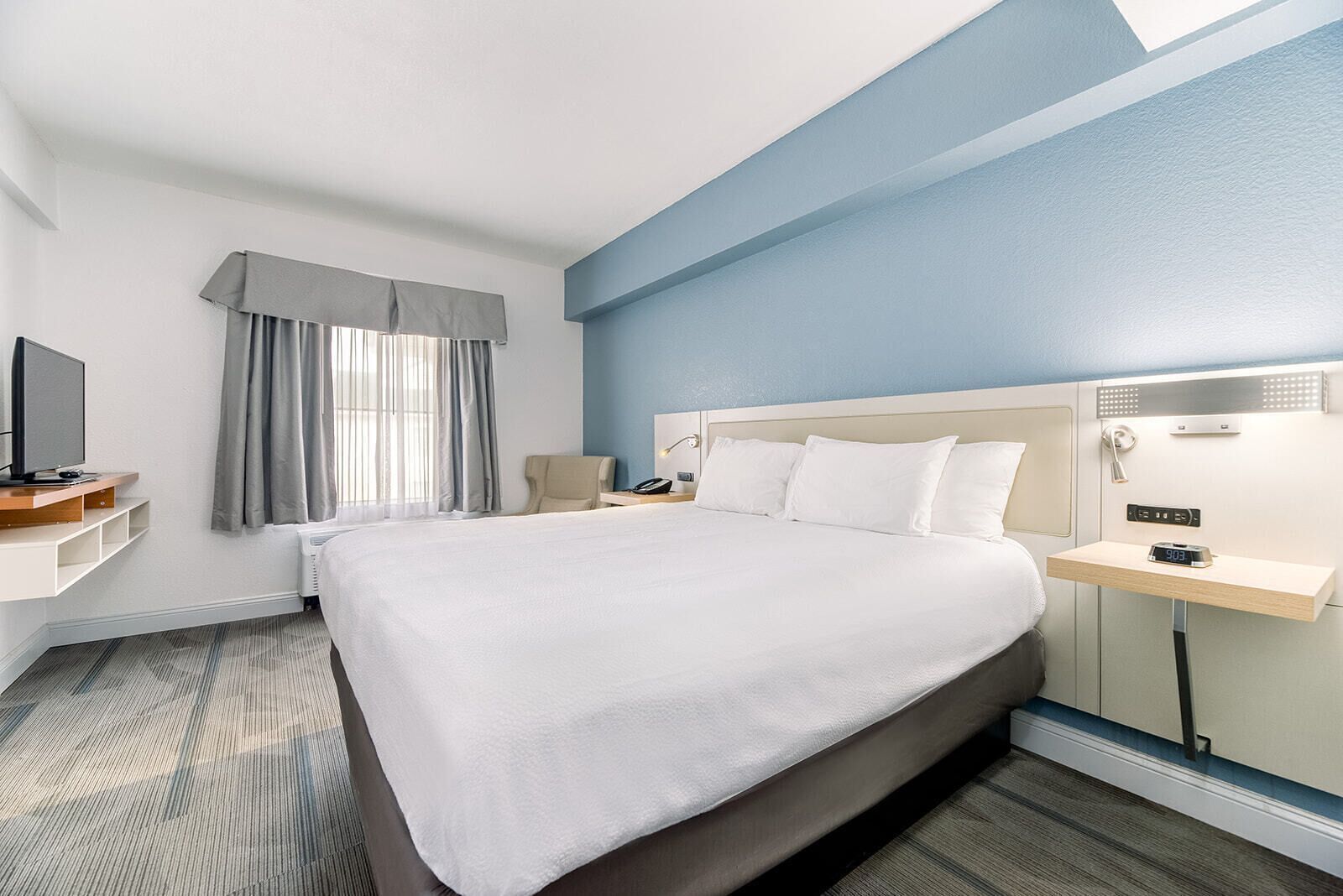 Premium bedding, in-room safe, desk, iron/ironing board