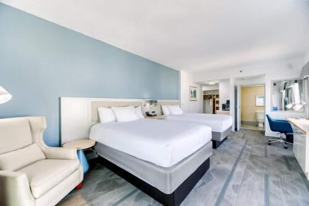 Ropa de cama de alta calidad y caja de seguridad en la habitación