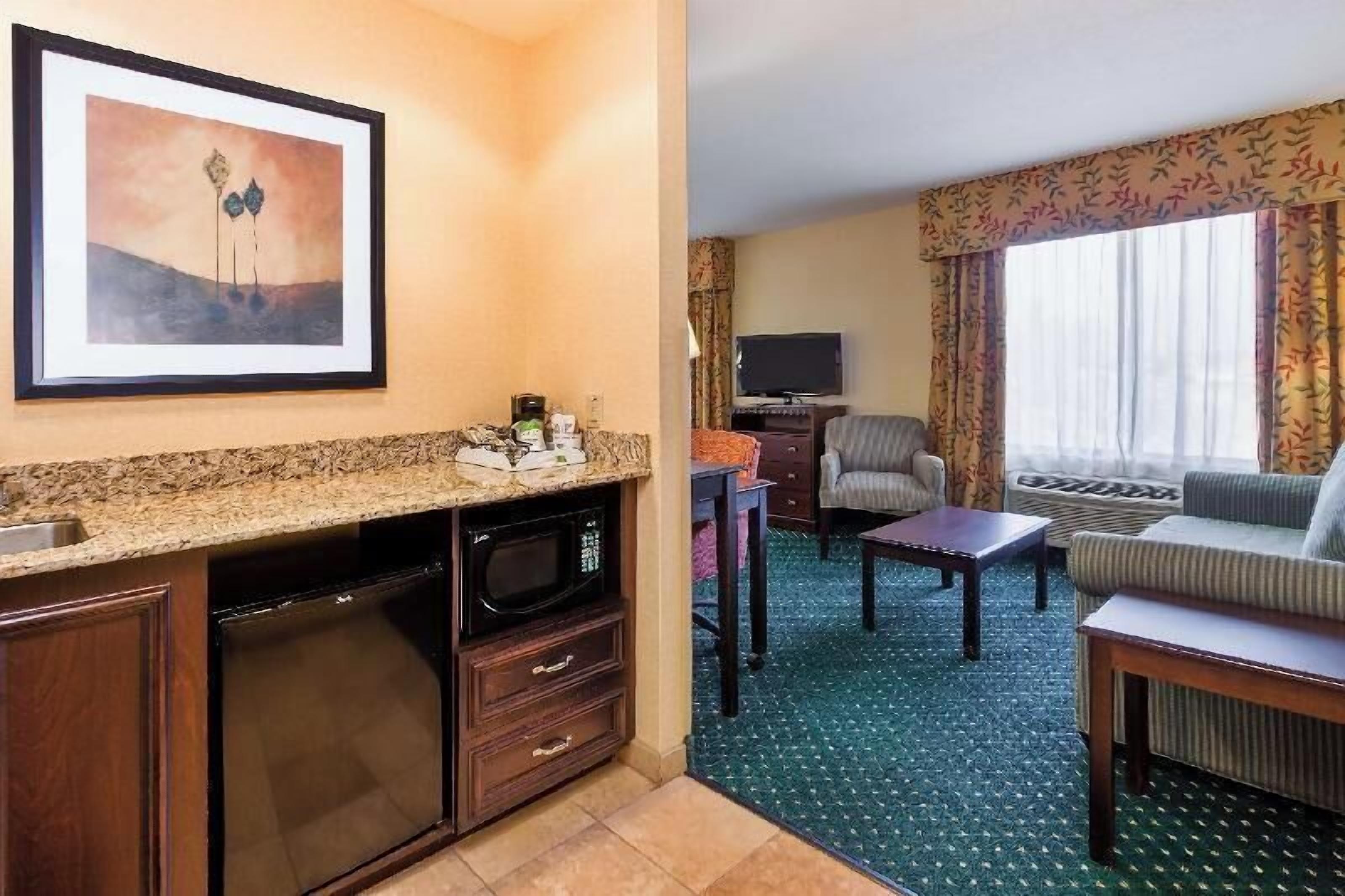 Living area | 42-inch flat-screen TV with cable channels, TV, pay movies