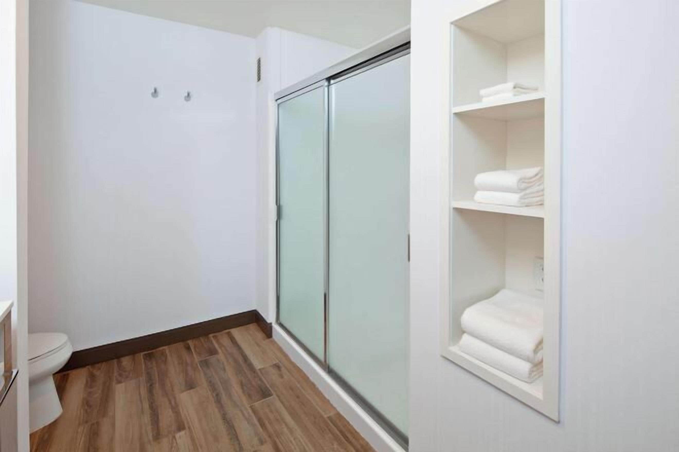 Kylpyhuone | Hierova suihkupää, ilmaiset hygieniatuotteet, hiustenkuivaaja, pyyhkeet