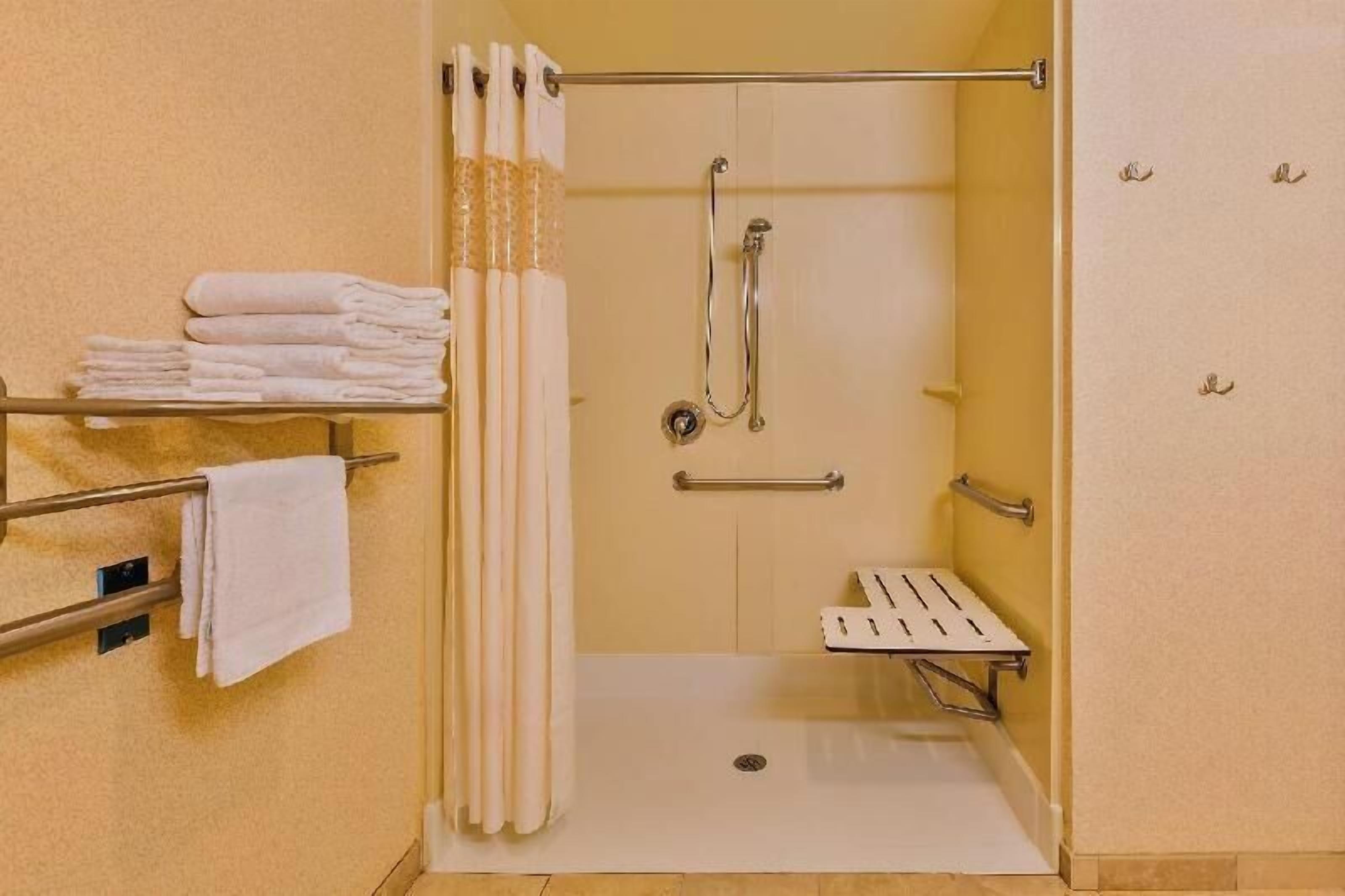 Bathroom | Hydromassage showerhead, free toiletries, hair dryer, towels