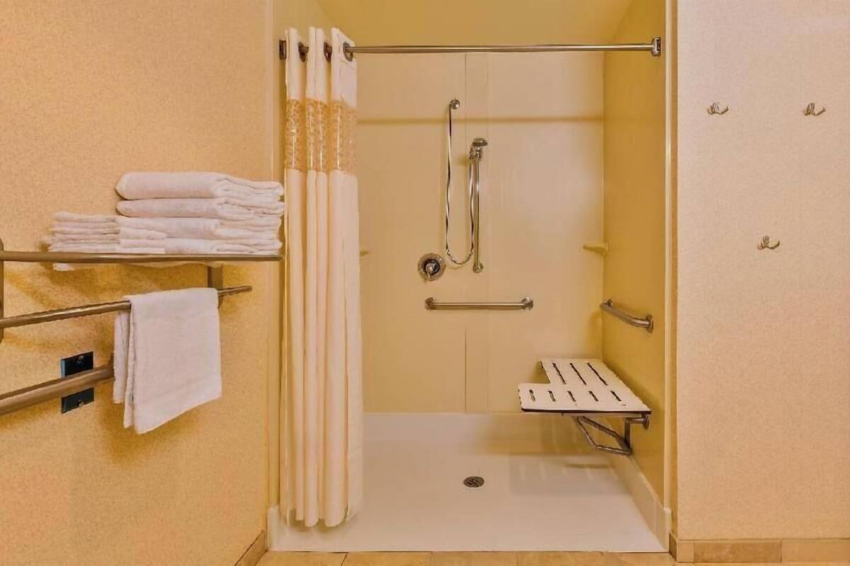Bathroom | Hydromassage showerhead, free toiletries, hair dryer, towels