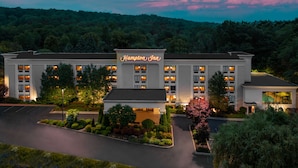A Hampton Inn hotel with a modern design, featuring a central entrance, multiple floors, and a parking lot. - Hampton Inn Danbury (Danbury)