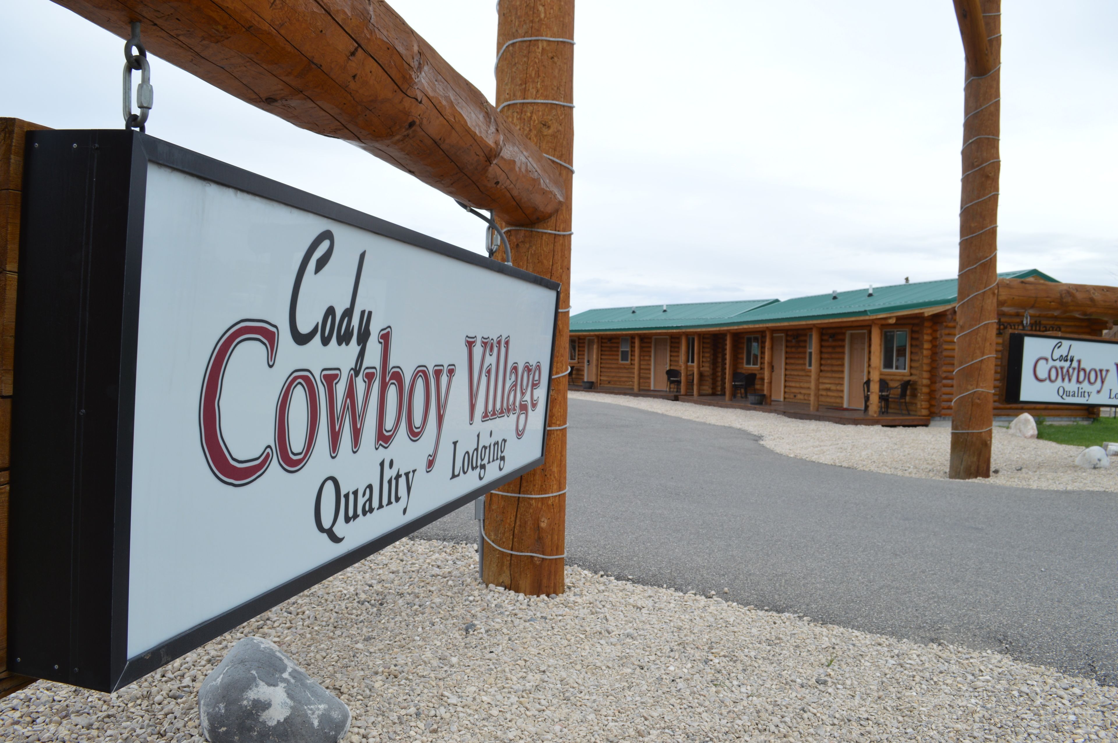 Een bordje voor Cody Cowboy Village, dat aangeeft dat het een kwalitatieve accommodatie is.
