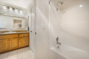 Combined shower/tub, free toiletries, hair dryer, towels - Riviera Oaks Resort (Ramona)