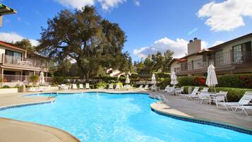 2 kolam renang outdoor, dengan payung kolam renang dan kursi berjemur