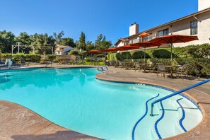 2 piscinas externas, funciona das 8h às 21h30, guarda-sóis