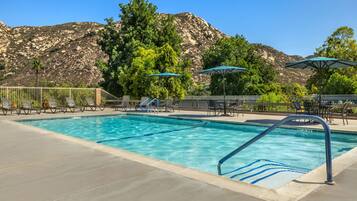 2 piscines extérieures, parasols de plage, chaises longues