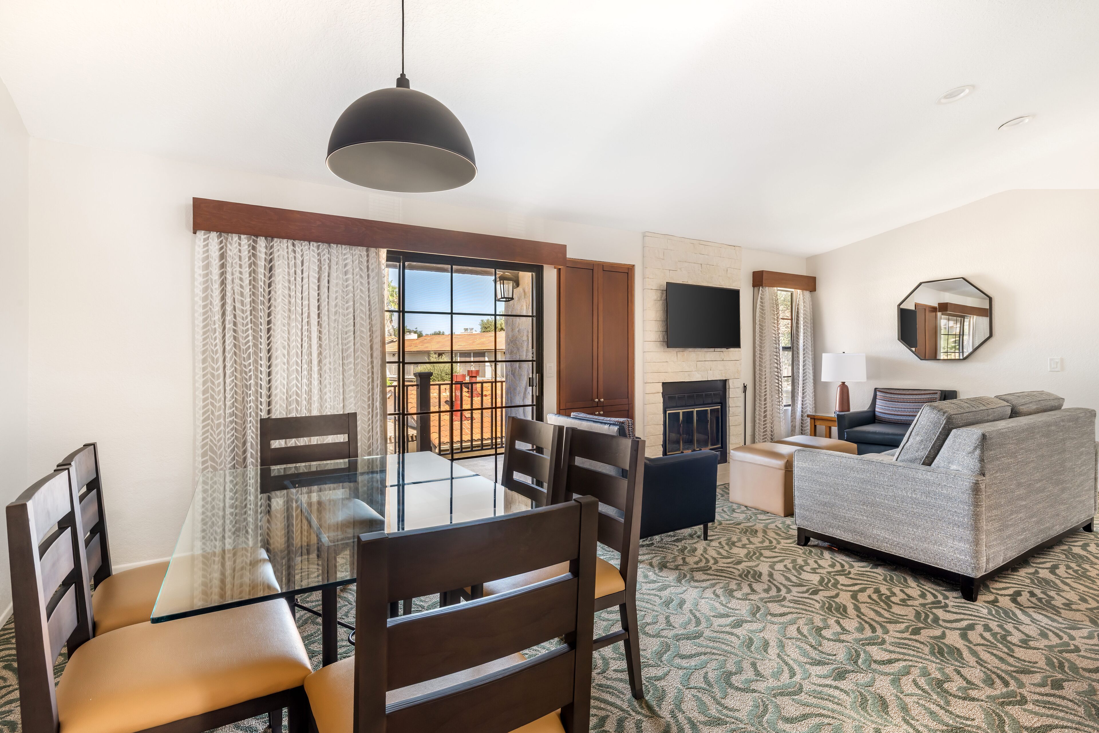 Phòng, 2 phòng ngủ, không hút thuốc, bếp | Khu phòng khách | TV 55-inch có truyền hình cáp, lò sưởi, đầu đĩa DVD 