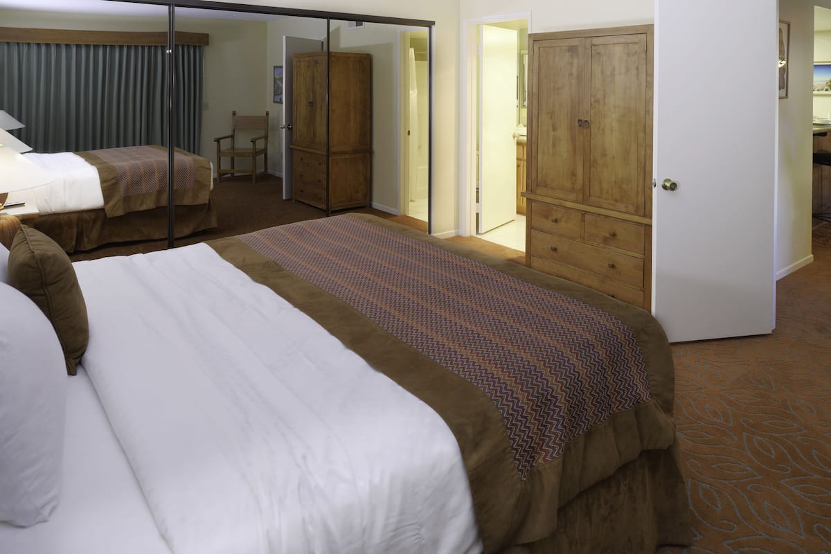 Cortinas blackout, tabla de planchar con plancha y wifi gratis