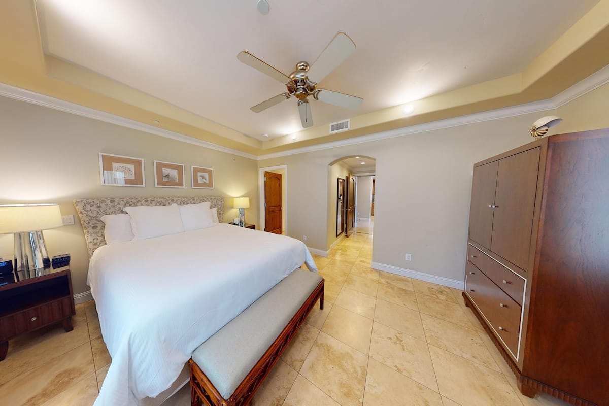 Sviitti, 1 makuuhuone, näköala uima-altaalle | 1 makuuhuone, ylelliset vuodevaatteet, untuvapeitot