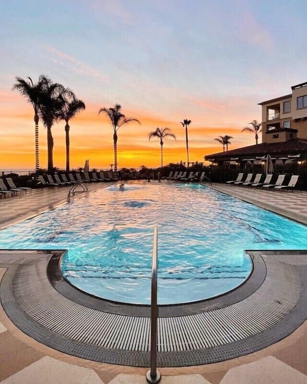 Ulkouima-allas avoinna 8.00–22.00, aurinkovarjoja