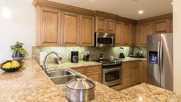 Suite ejecutiva, 2 habitaciones, frente al océano | Cocina privada | Refrigerador con congelador, microondas, horno y parrilla de estufa