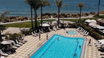 Alberca al aire libre y sombrillas en la alberca