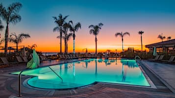 Una piscina al aire libre, sombrillas
