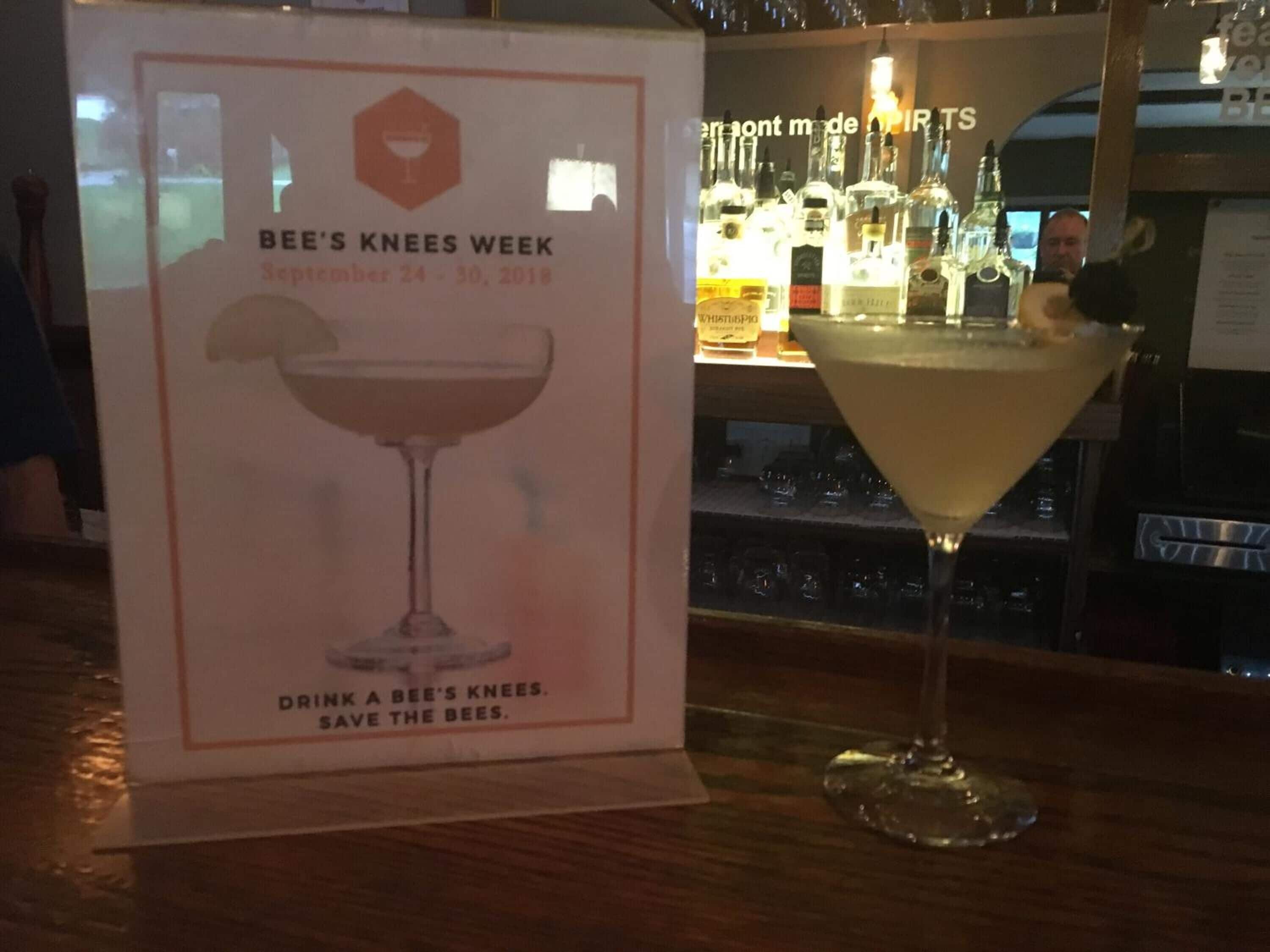Une affiche pour la « Semaine Bee’s Knees », avec une illustration représentant un verre à martini et un texte faisant la promotion de l’événement.