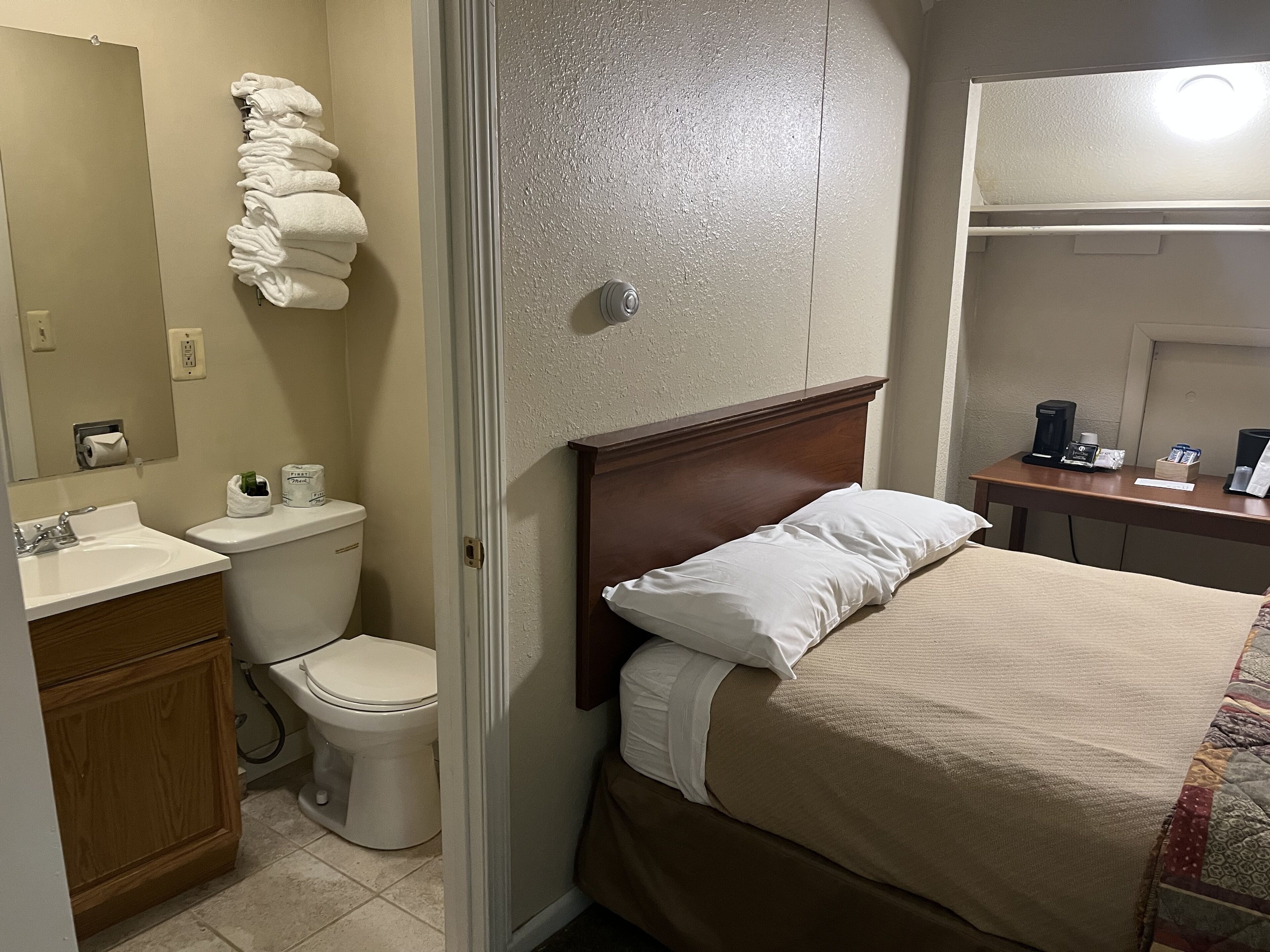 经济客房, 1 张双人床 | 浴室 | 免费洗浴用品、吹风机、毛巾