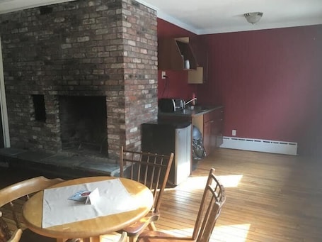 Exclusive Suite, 3 Bedrooms, Kitchenette, Mountain View - Pet Friendly | 1 bedroom, desk, iron/ironing board, free WiFi