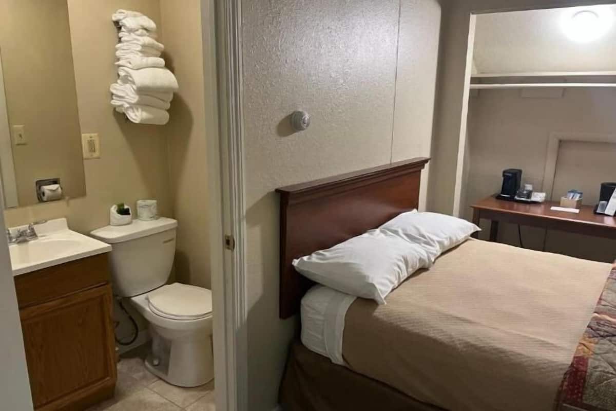 1 bedroom, desk, iron/ironing board, free WiFi