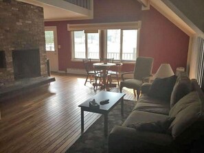 Exclusive Suite, Multiple Beds, Kitchenette, Mountain View