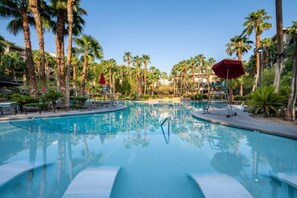 Utendørsbasseng, solsenger og badevakt