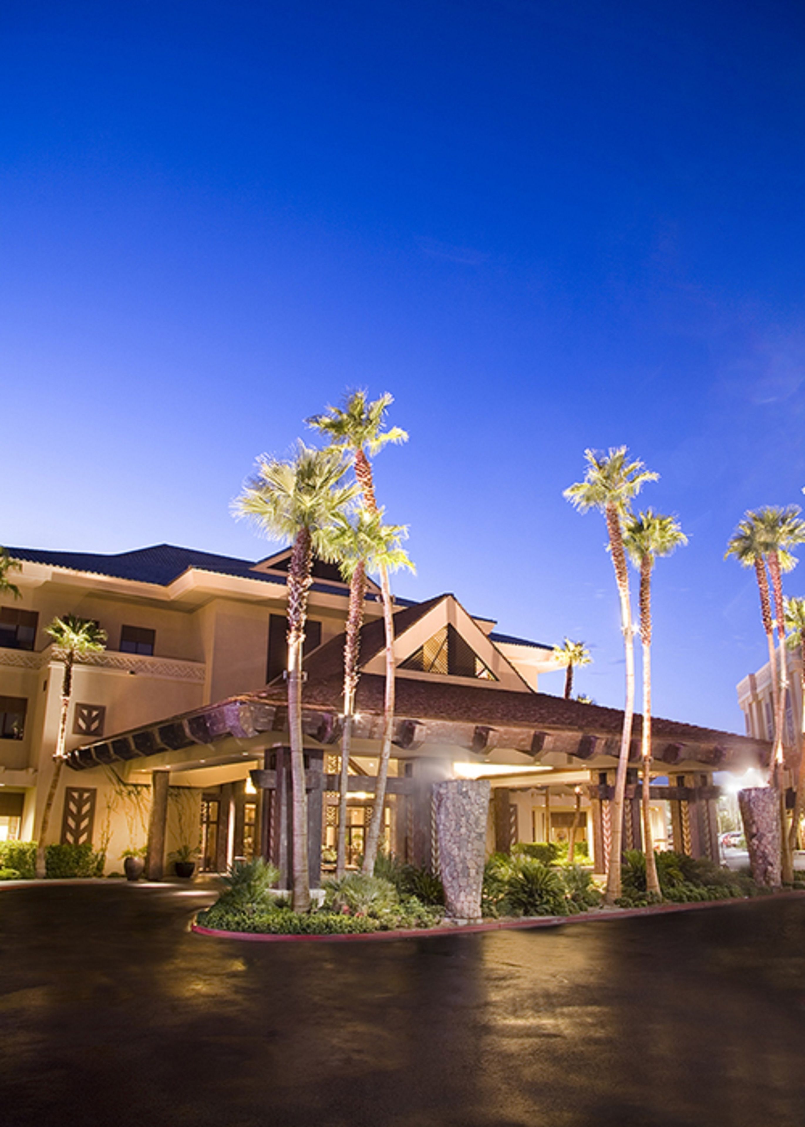 Mặt tiền nơi lưu trú - ban đêm