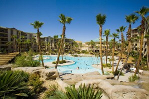 室外游泳池，提供日光浴躺椅和救生員