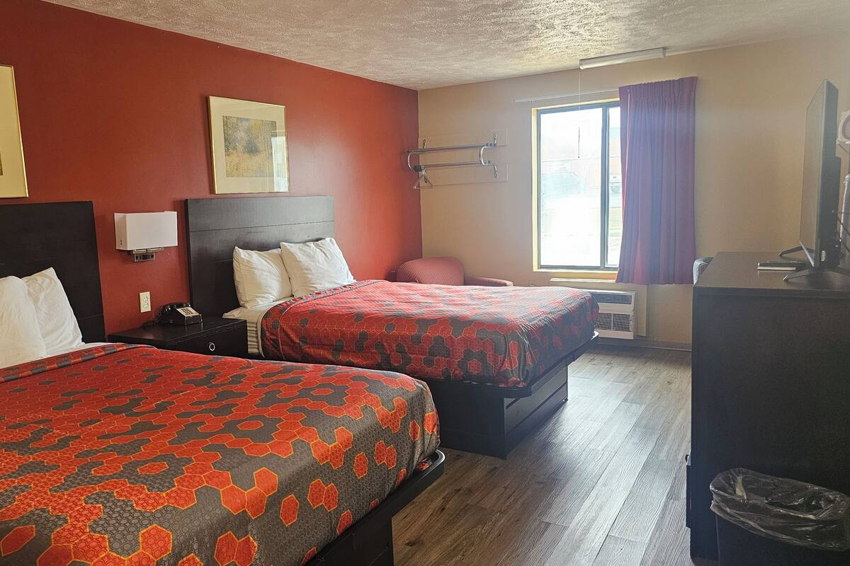 Desk, soundproofing, WiFi (free), bed sheets