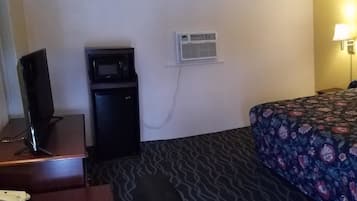 Single Room, 1 King Bed | Free WiFi, bed sheets