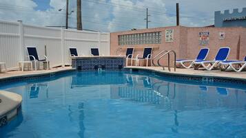 Alberca al aire libre, acceso de 09:00 a 21:00, y camastros