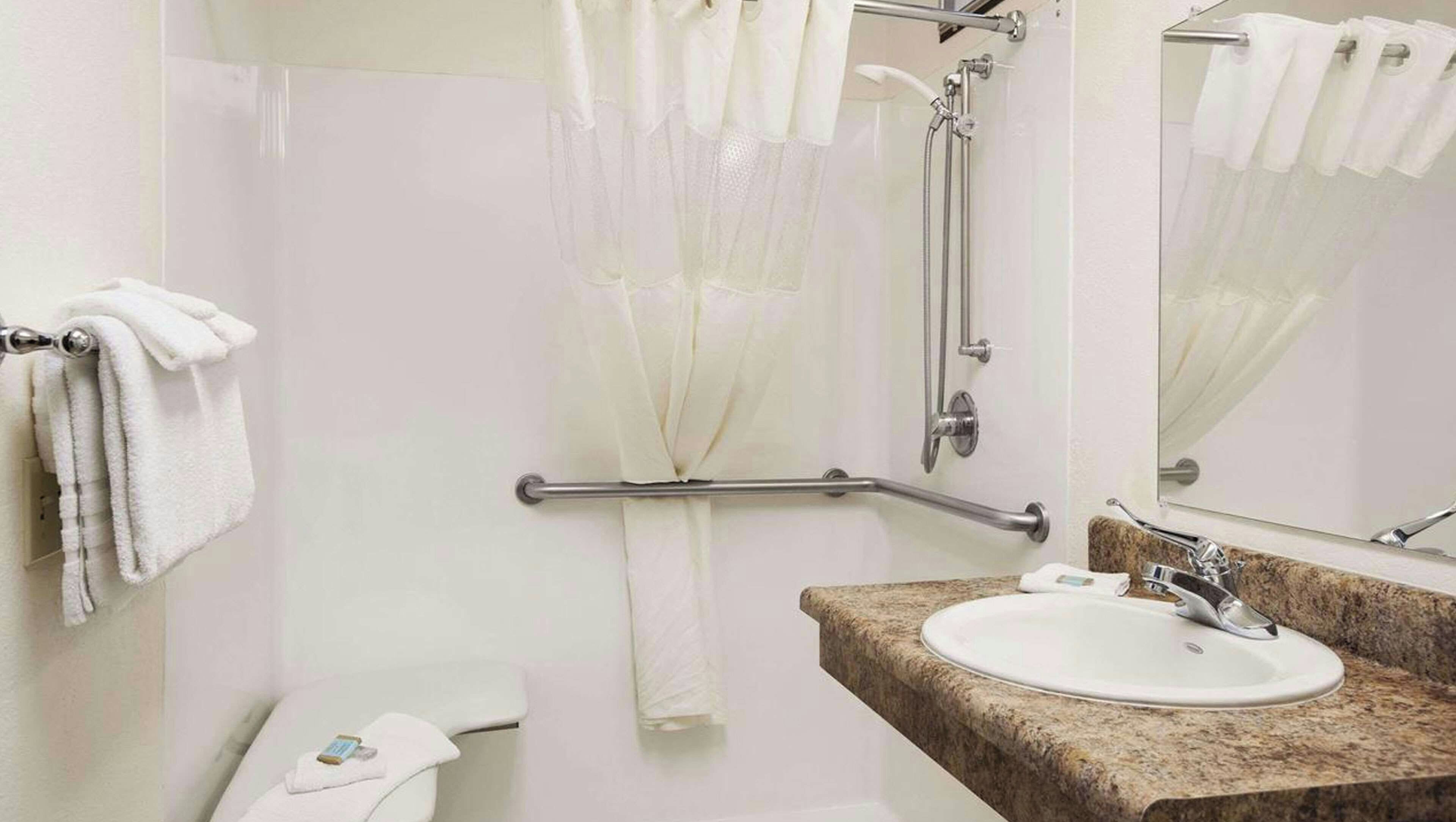 Room, 1 King Bed, Non Smoking, Private Bathroom | Bathroom
