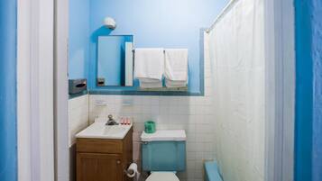 Double or Twin Room | Bathroom | Free toiletries, hair dryer, towels, toilet paper