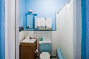 Double or Twin Room | Bathroom | Free toiletries, hair dryer, towels, toilet paper