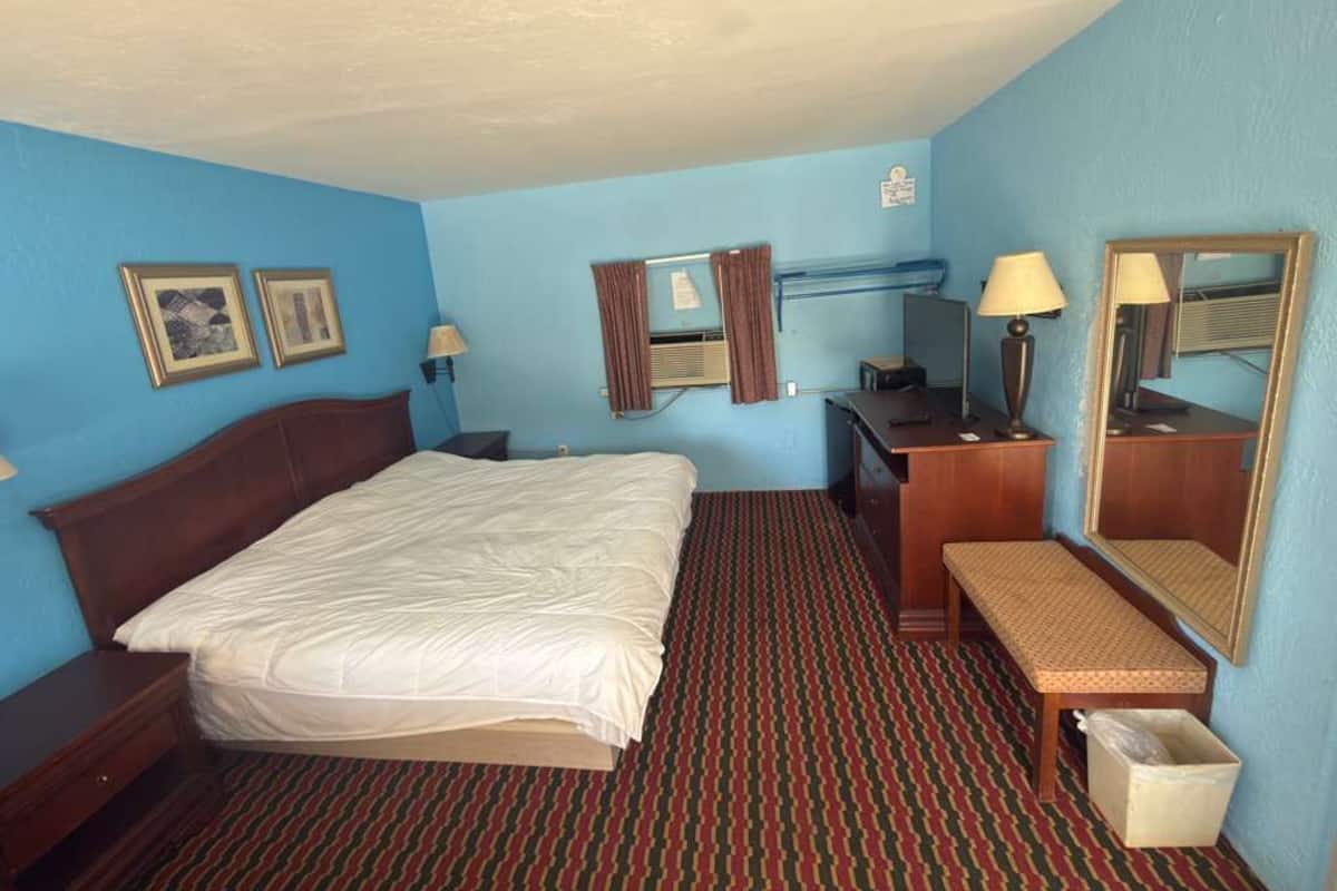 Einzelzimmer, 1 King-Bett, Nichtraucher, Kühlschrank und Mikrowelle | Schreibtisch, Bügeleisen/Bügelbrett, kostenloses WLAN, Bettwäsche