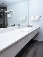 Combined shower/tub, hair dryer, towels