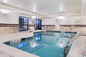 من حمّامات السباحة المغطاة