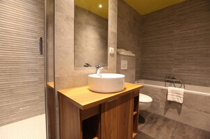 Suite junior, 1 cama de matrimonio, no fumadores | Caja fuerte, mobiliario individual, escritorio y cortinas opacas