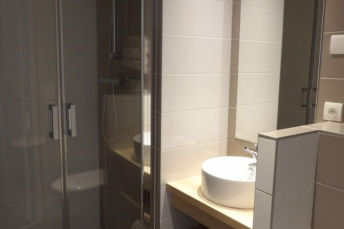 standard room, 1 double bed | bathroom | deep-soaking bathtub, free toiletries, hair dryer, towels