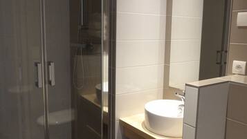 Chambre Standard, 1 lit double | Salle de bain | Baignoire relaxante profonde, articles de toilette gratuits