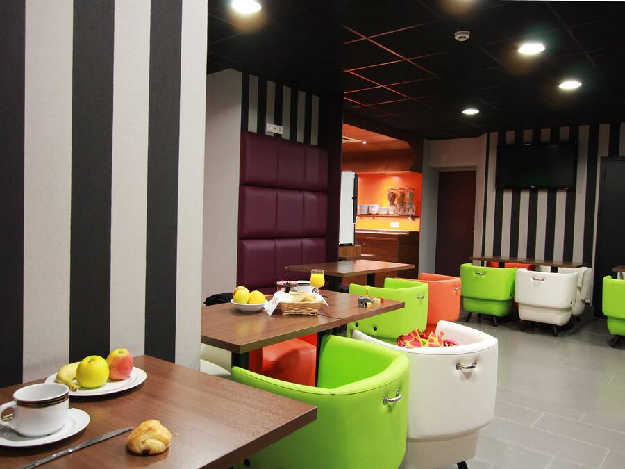 Daily cooked-to-order breakfast (EUR 13 per person)