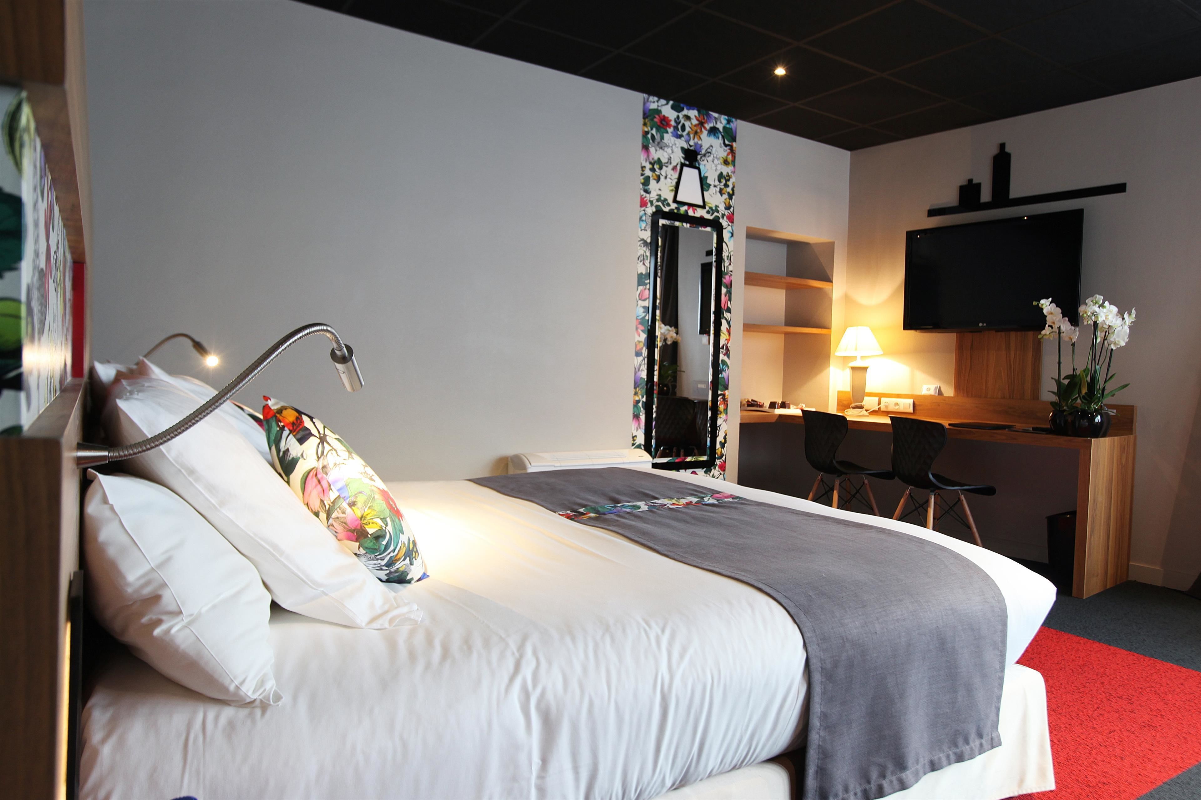 Suíte júnior, 1 cama Queen, para não fumantes | Cofres nos quartos, individualmente mobiliados, escrivaninha