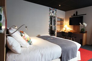 Suite junior, 1 cama de matrimonio, no fumadores | Caja fuerte, mobiliario individual, escritorio y cortinas opacas