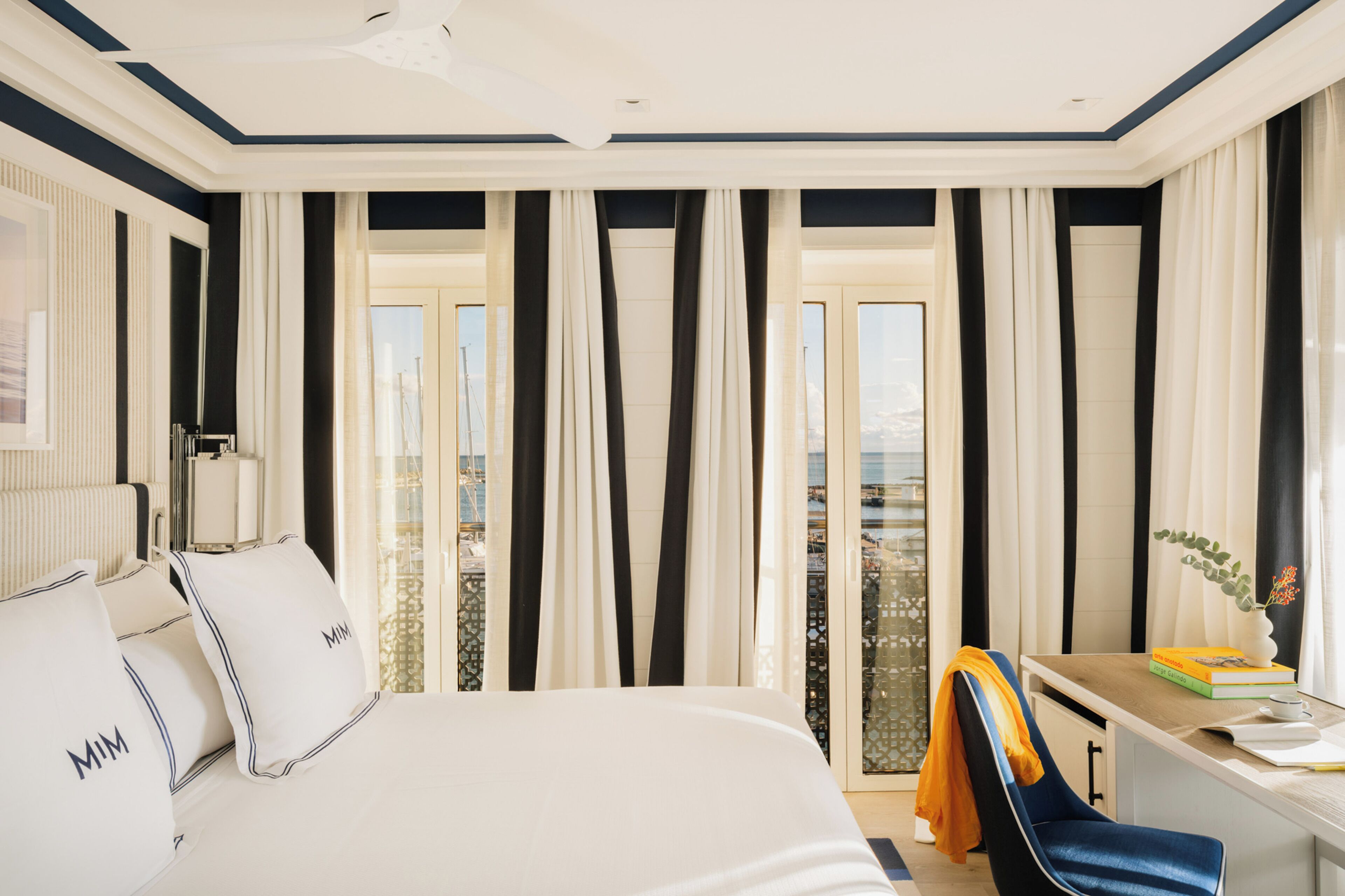 Una habitación de hotel con una cama grande, un escritorio y vistas a la ciudad.