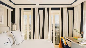 Una habitación de hotel con una cama grande, un escritorio y vistas a la ciudad.