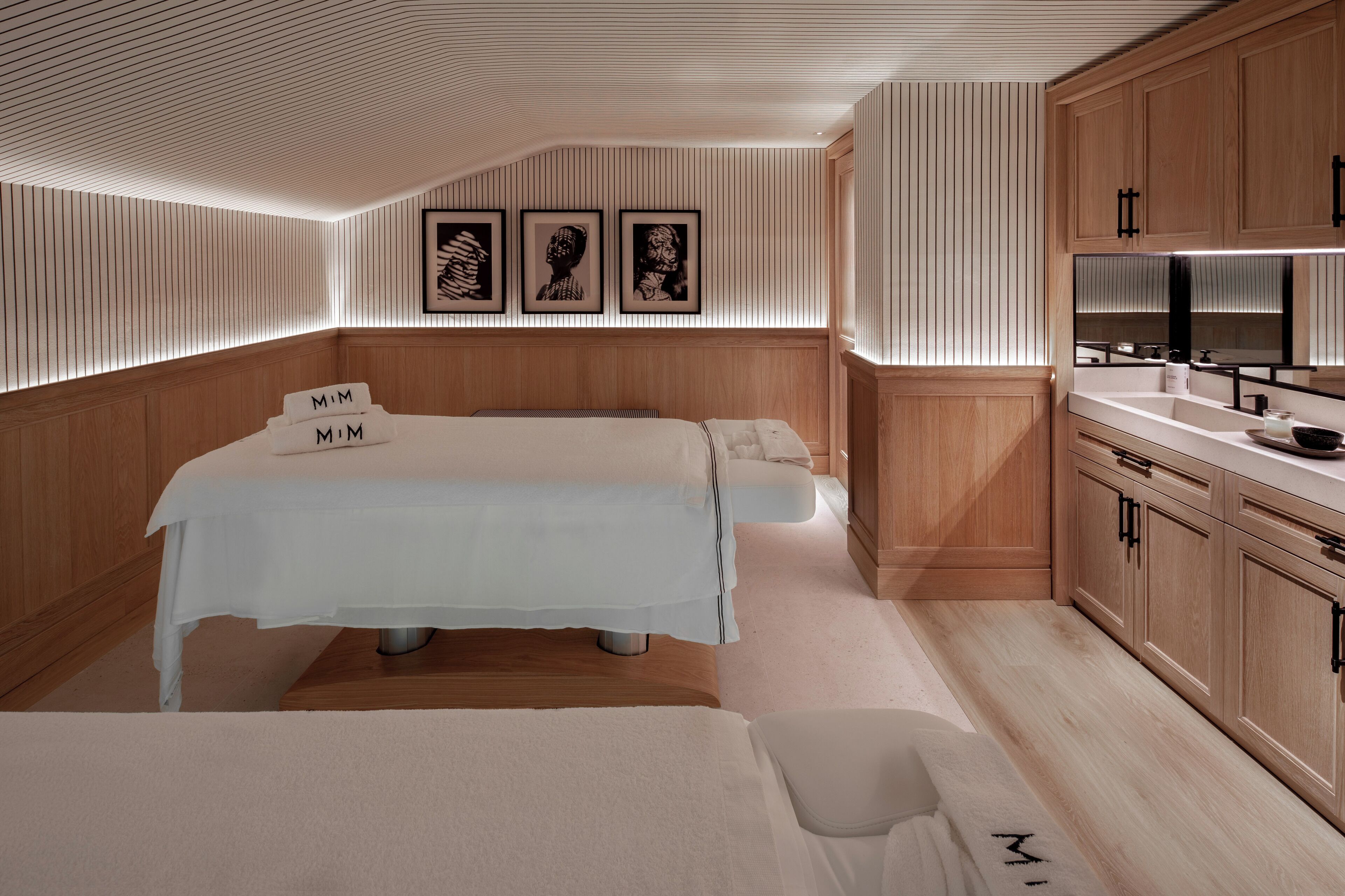 Un dormitorio moderno con cama, mesitas de noche y armario empotrado.